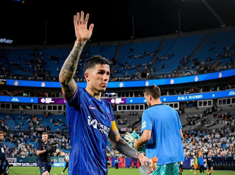 duoc-deo-tam-bang-doi-truong-phai-chang-enzo-fernandez-da-duoc-chelsea-tha-thu