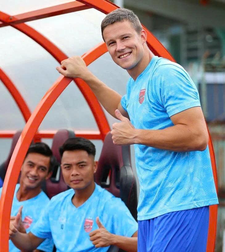 Ivan Khleborodov không thể trụ lại hết lượt đi Giải hạng Nhất 2025/26.
